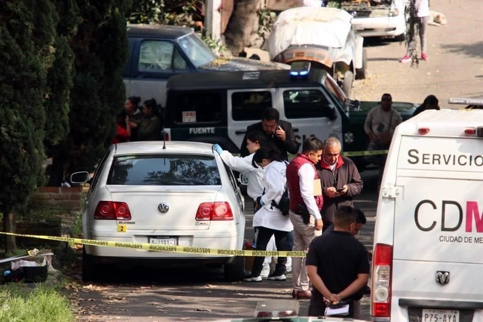 Agentes preventivos del Sector Fuente acudieron para inspeccionar el Jetta, color blanco, y encontraron un cadáver en la cajuela.