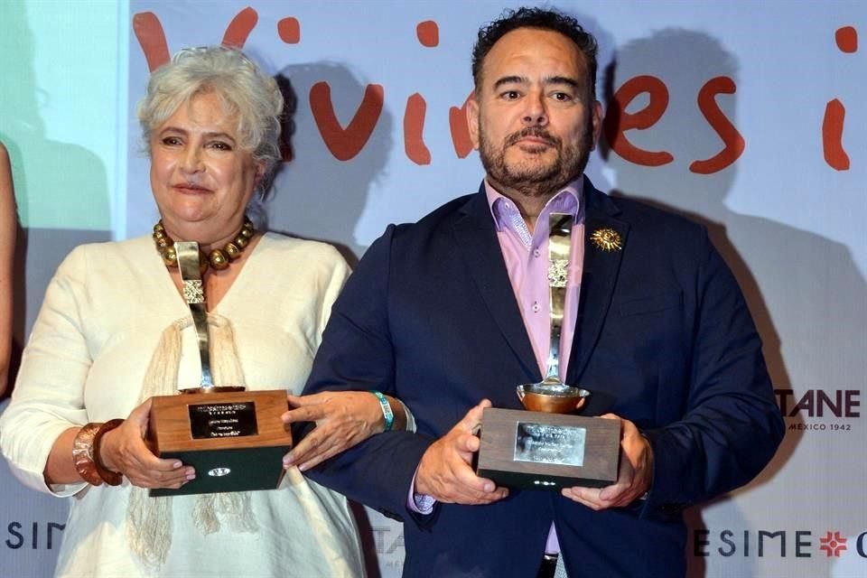La escritora Laura Esquivel y el investigador Muñoz Zurita recibieron el galardón por sy trayectoria.