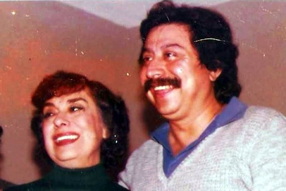 Foto del álbum del teatrista Luis Martín, donde él aparece con la actriz Emma Mirthala Cantú.
