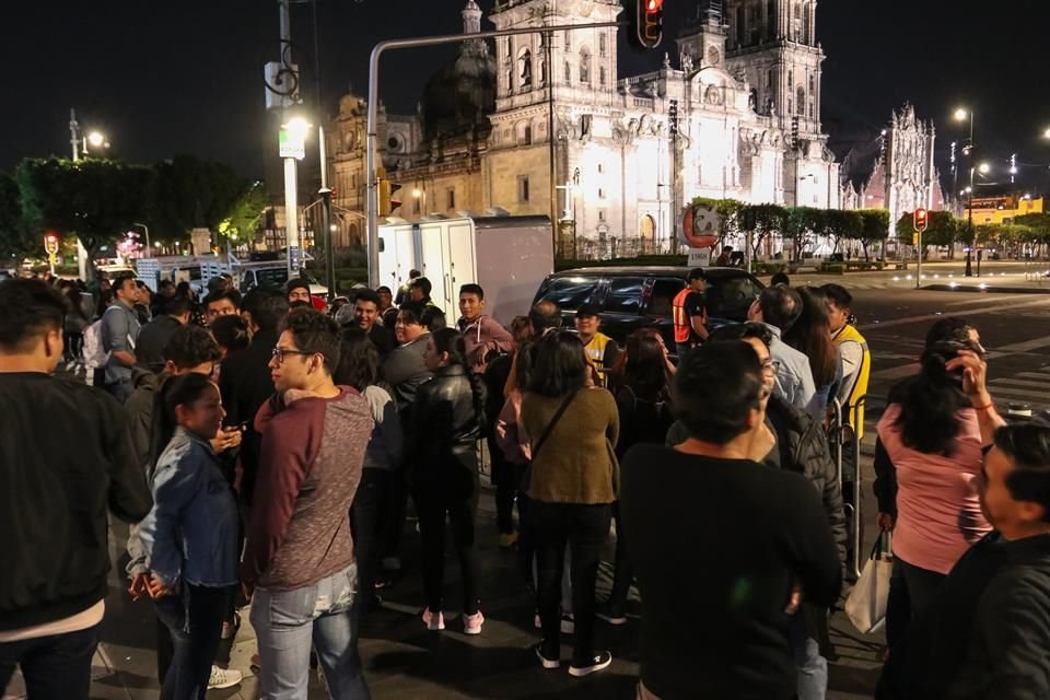 Alrededor de las 21:00 horas, más de un centenar de personas, se calculaba, estuvo al pendiente del proyecto en el Zócalo.