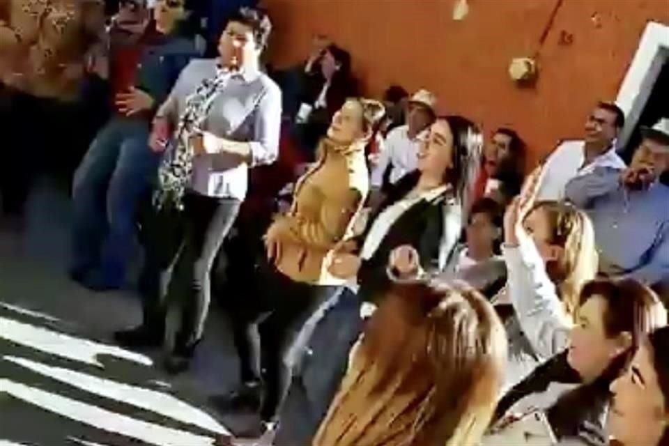 Las regidoras de MC bailaron con música de banda en el Día del Músico; la Ley establece jornadas máximas de 8 horas.
