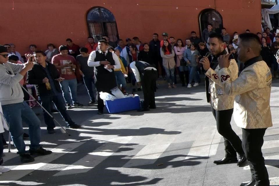 Carlos Risso Elliot (chamarra negra), director de Redes Sociales de Tlajomulco, se observó con una bebida embriagante en horario laboral.