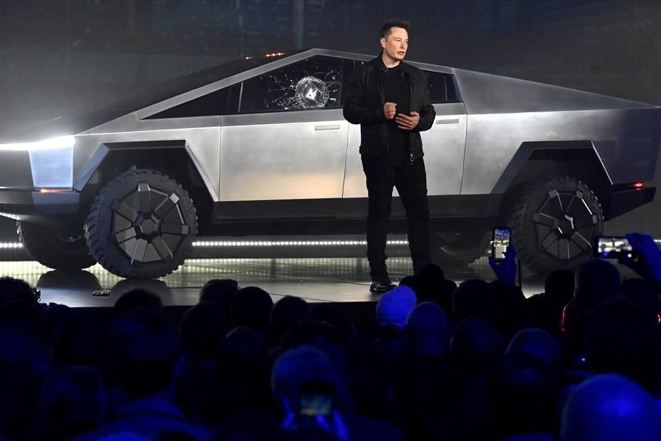 El CEO de Tesla CEO, Elon Musk, revla la Cybertruck.