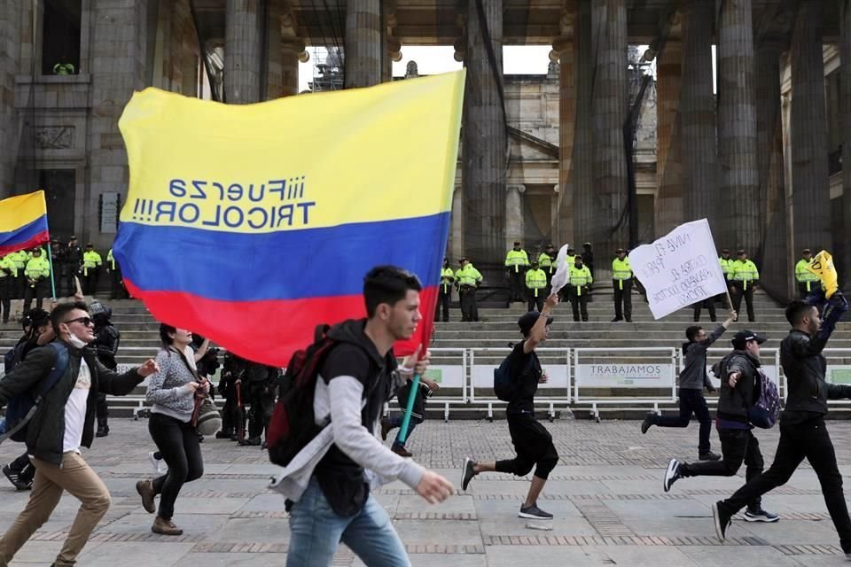 Los manifestantes se congregaban en la Plaza de Bolívar.