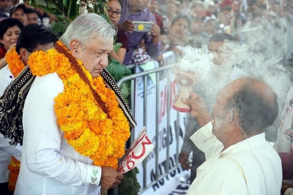 López Obrador en su diálogo con comunidades indígenas en Tlapa, en la Montaña de Guerrero.