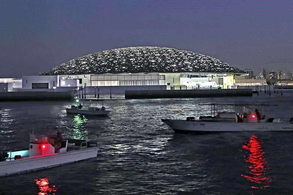 La franquicia del Museo del Louvre abrió sus puertas en 2017 en la capital de los Emiratos Árabes Unidos.