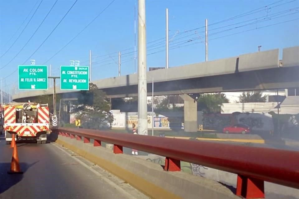 Alrededor de las 6:50 horas, automovilistas reportaron grandes cantidades de humo en este punto de la mencionada vialidad.