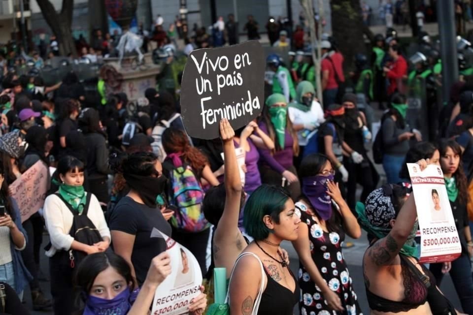 Contingentes de diversos grupos arriban al Ángel de la Independencia para partir en conjunto con la marcha de la conmemoración.
