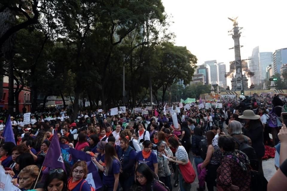 La marcha del Día Internacional de la violencia contra la Mujer inició a las 17:40 horas.