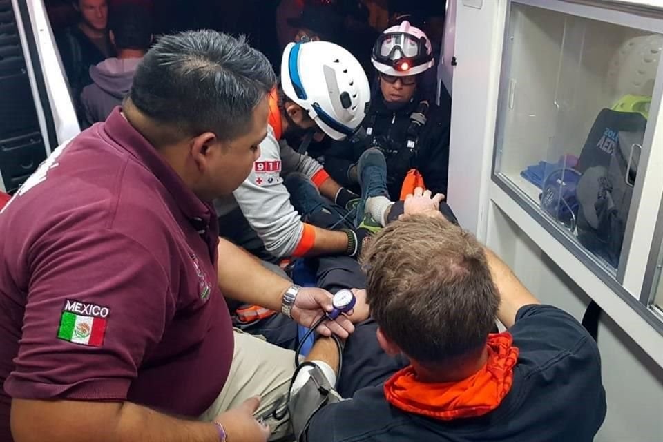Aidan Jacobson, de 26 años, originario de Phoenix, Arizona, quien resultó lesionado, es atendido en una ambulancia.
