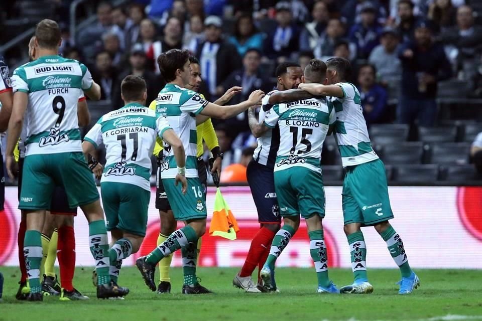 Los conatos de bronca no faltaron en el partido.