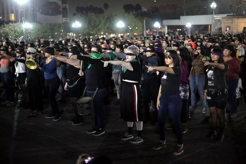 Con vendas negras en los ojos y pañuelos verdes atados al cuello o a los puños, las mujeres denunciaron a las 20:00 horas la violencia en el Estado.