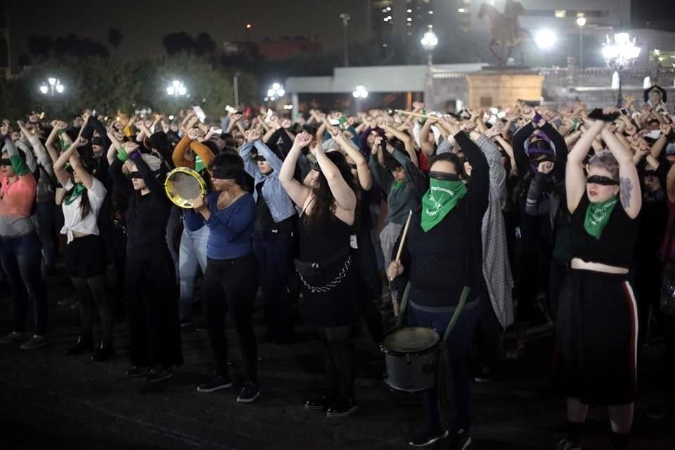 Con la mano izquierda en alto, las mujeres señalaron a las instancias gubernamentales cercanas al modificar la letra original de la canción.