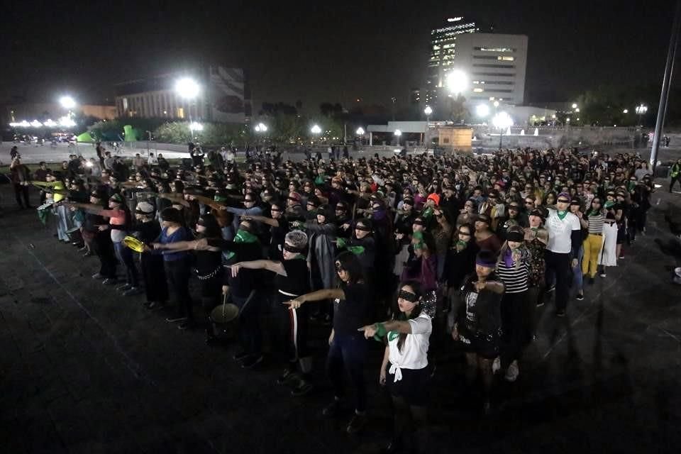 Con vendas negras en los ojos y pañuelos verdes atados al cuello o a los puños, las mujeres denunciaron a las 20:00 horas la violencia en el Estado.