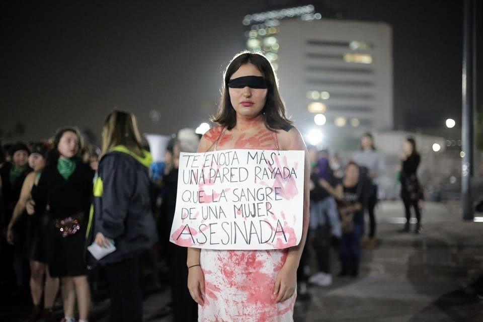 Al finalizar la intervención, las mujeres corearon otras consignas comunes con ayuda de la Batucada Feminista.