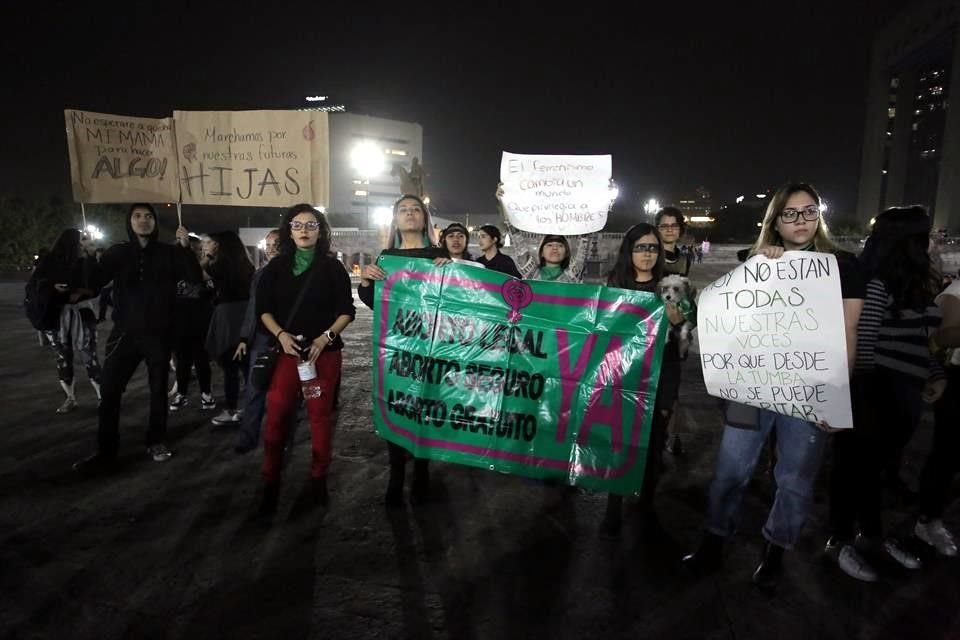 Al finalizar la intervención, las mujeres corearon otras consignas comunes con ayuda de la Batucada Feminista.