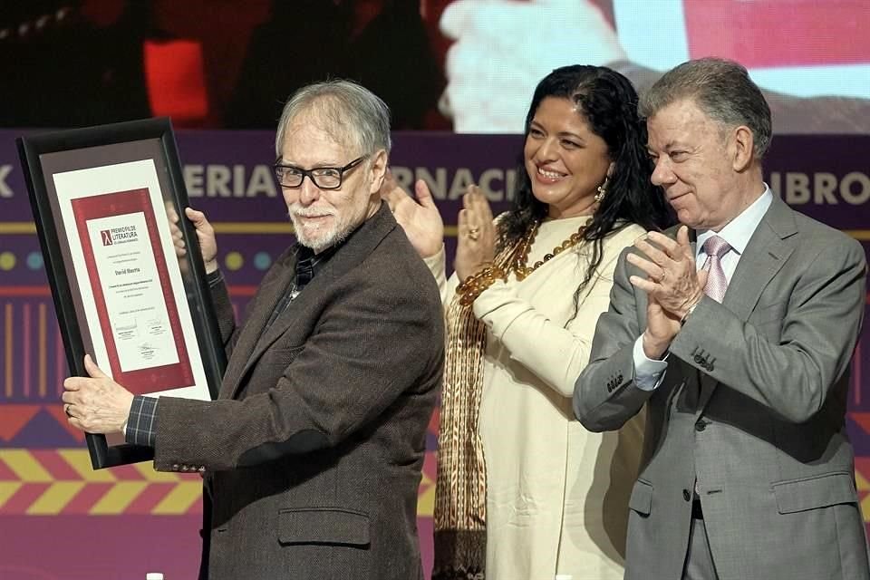 David Huerta recibió el galardón luego de un emotivo discurso.