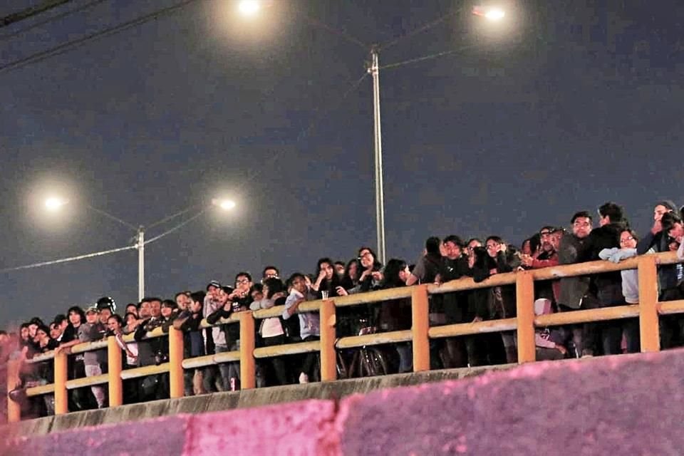 Desde un puente exterior situado en Avenida Oceanía, a un costado del escenario principal, también esperaban decenas de jóvenes que querían ver gratis el show.