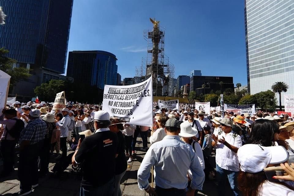 Los manifestantes se reunieron en el Ángel de la Independencia.