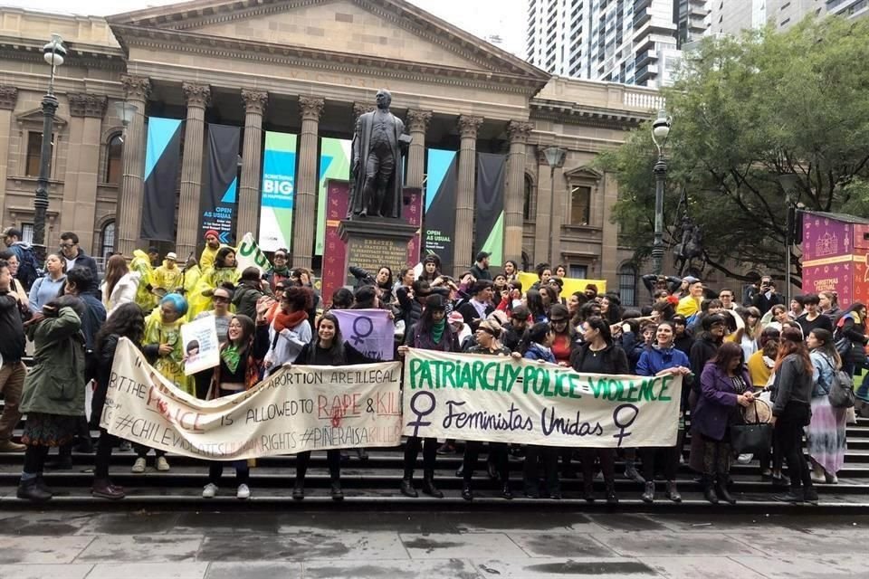 En la ciudad de Melbourne, unos 250 manifestantes se congregaron a pesar de la lluvia, en la Biblioteca estatal de Victoria.