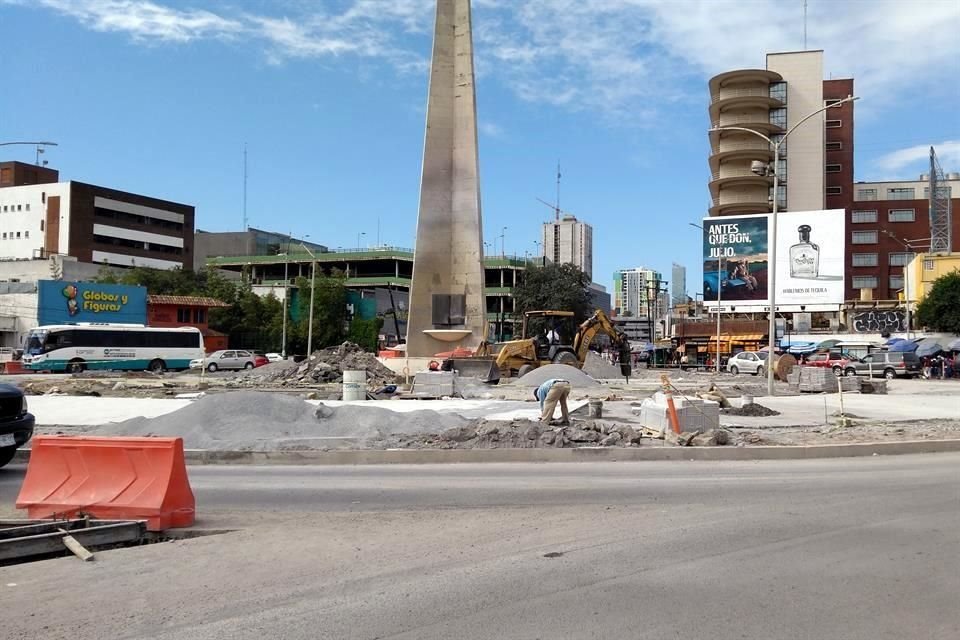 La construcción de una plaza en el Obelisco todavía no concluye, pese a que venció el plazo para terminar los trabajos del proyecto 'Calles Completas'.
