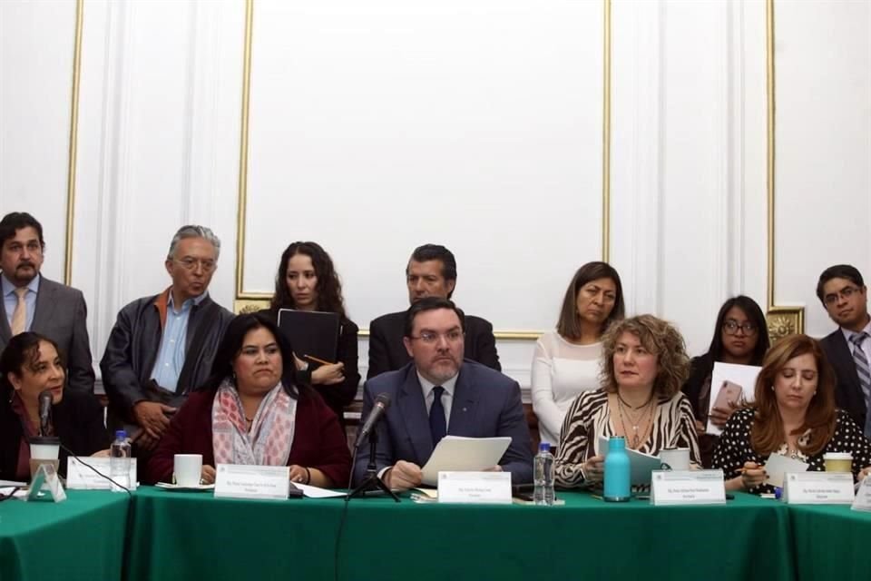 Luego de que la diputada Guadalupe Chavira entregara un nuevo dictamen, se pospuso la votación de la Ley de Planeación.
