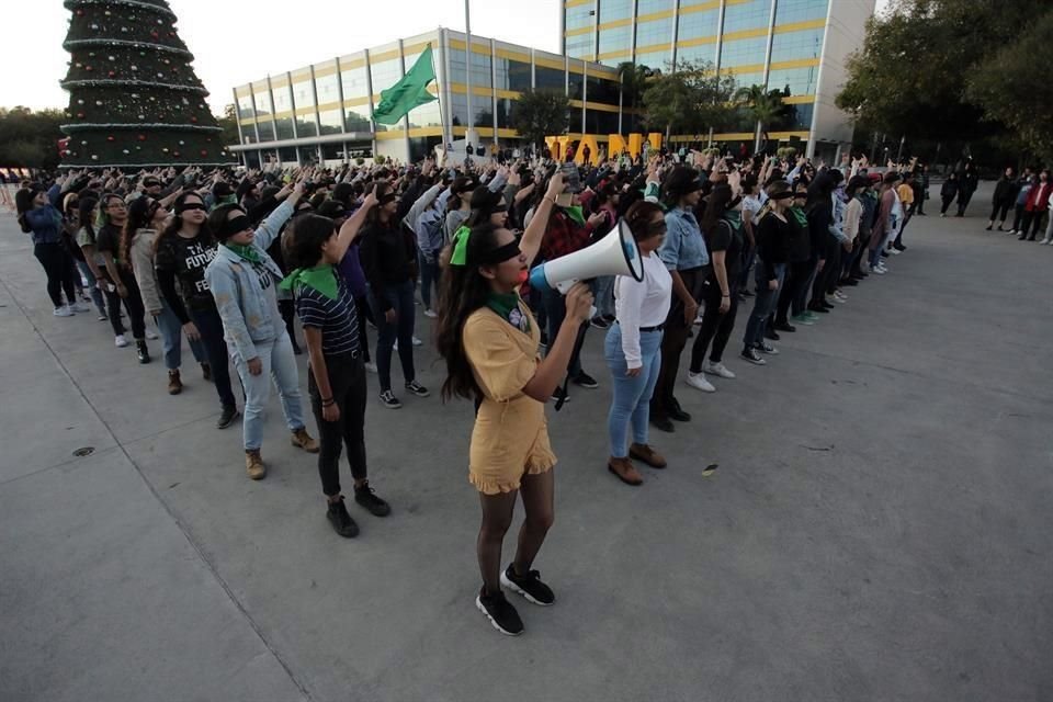 Las estudiantes replicaron en la explanada de la Universidad el performance 'un violador en tu camino' creado por un colectivo chileno.