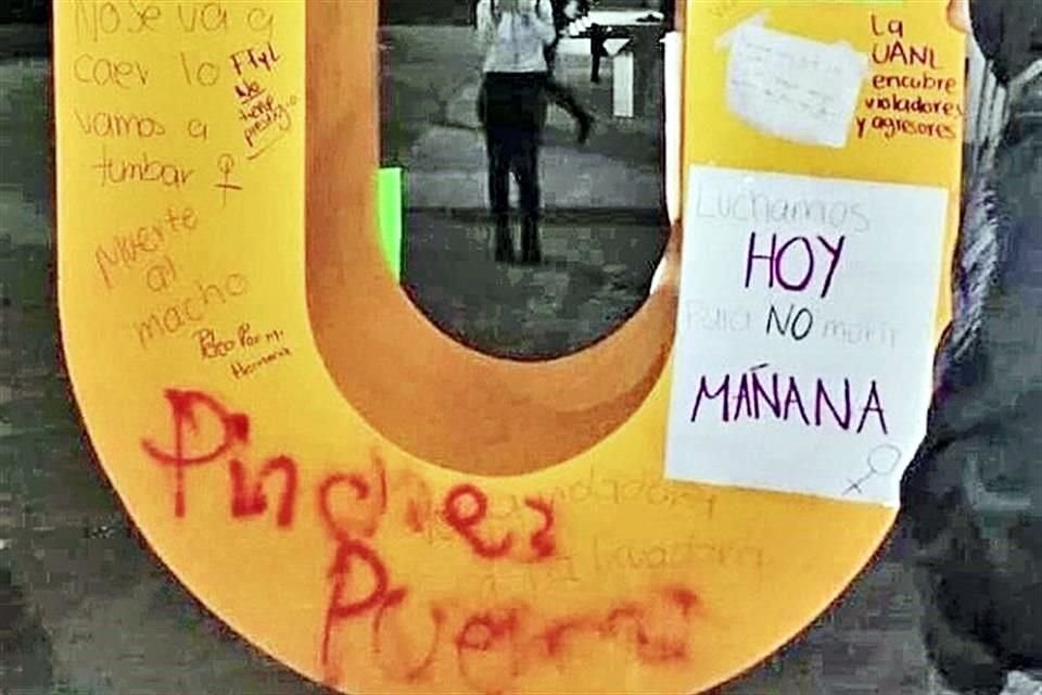 Después de la protesta las manifestantes hicieron pintas en el inmobiliario.
