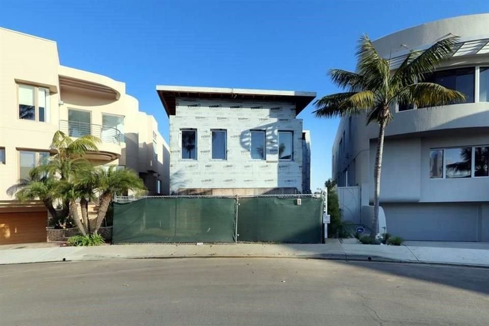 LFB solo entregó un millón 730 mil dólares al momento de comprar la casa, mientras que el resto del dinero será utilizado para terminar la remodelación.