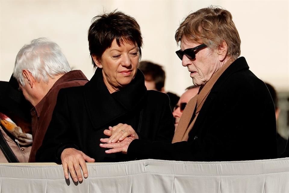 Robert Redford y su esposa, Sibylle Szaggars, en la Plaza de San Pedro.