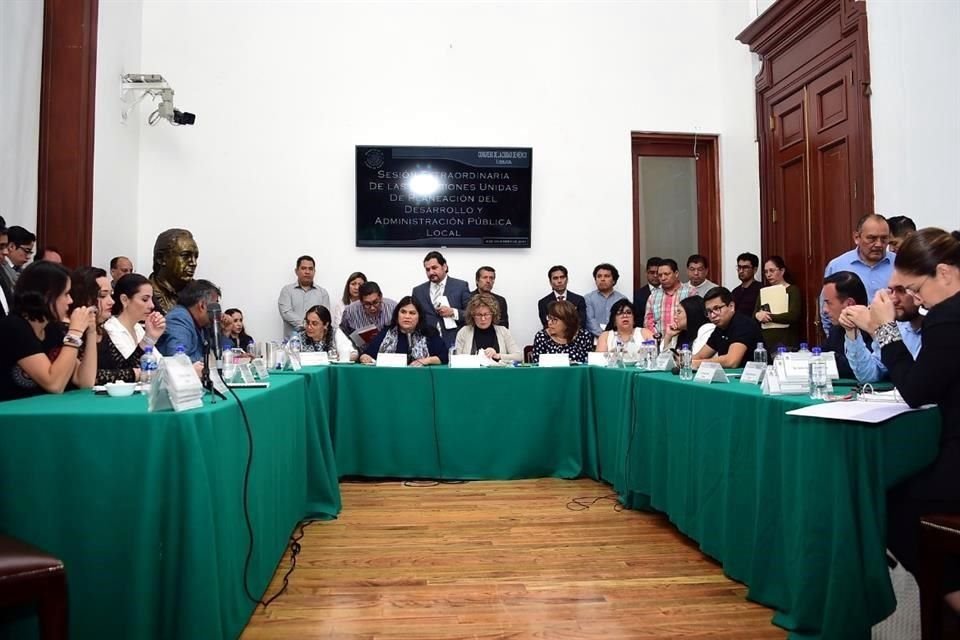 La propuesta presentada por la diputada de Morena, Guadalupe Chavira, fue criticada por diputados del PRD, el PAN, y el PRI, quienes decidieron abandonar la sesión.