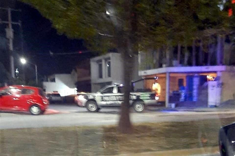 Una patrulla llega  a la casa de Héctor Vaquera de los Santos, Secretario de Seguridad Pública de El Carmen.
