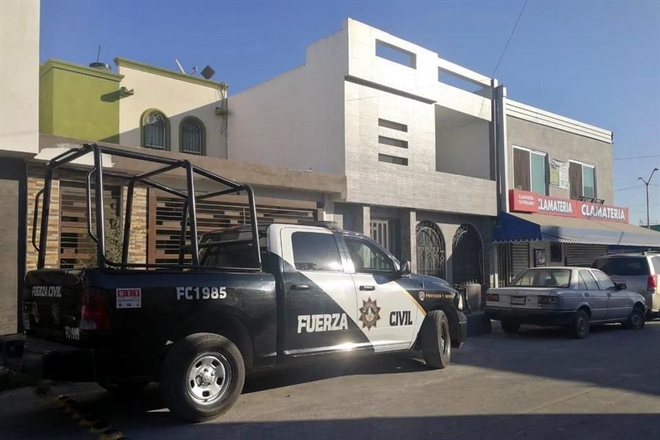 Una unidad de Fuerza Civil resguarda la casa del Secretario de Seguridad de El Carmen, que fue atacada a balazos.