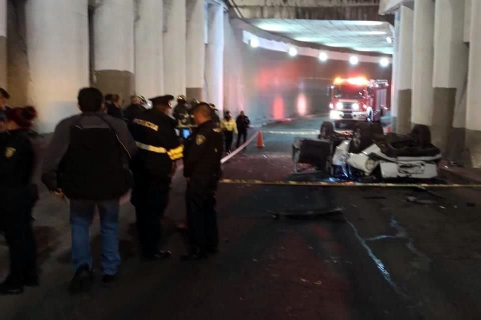 El conductor perdió el control del vehículo y cayó del puente vehicular desde una altura aproximada de 10 metros.