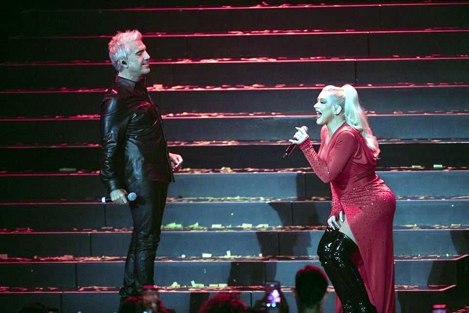 Alejandro Fernández y Christina Aguilera interpretaron 'Hoy Tengo Ganas de Ti'.