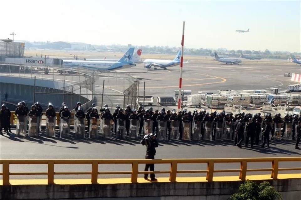La Policía capitalina implementó un dispositivo de seguridad en inmediaciones del AICM ante una posible protesta de federales inconformes.