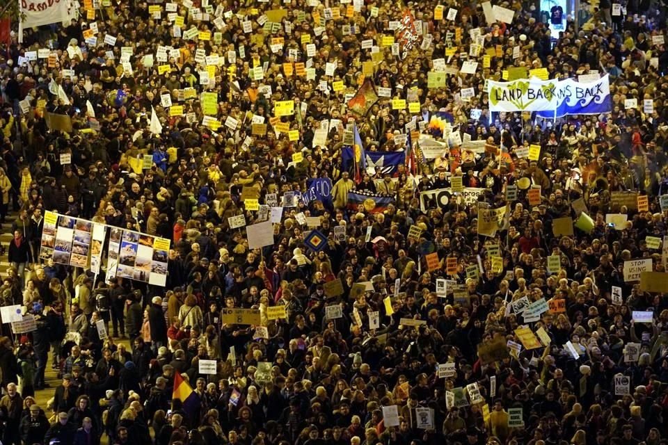 Miles de personas, entre ellas la activista Greta Thunberg, se movilizan en la Marcha por el Clima en Madrid mientras se celebra COP25.