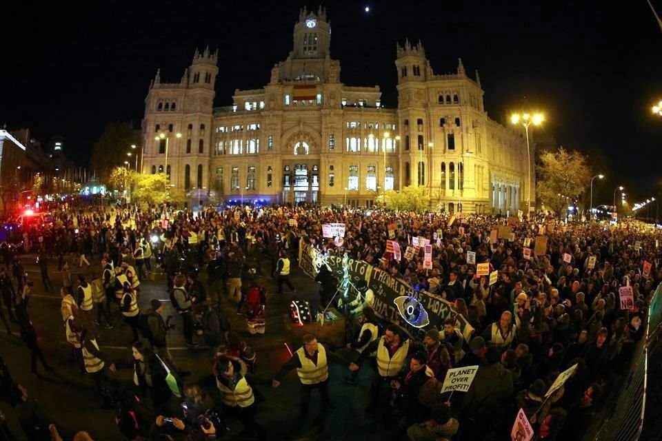 Miles de personas, entre ellas la activista Greta Thunberg, se movilizan en la Marcha por el Clima en Madrid mientras se celebra COP25.