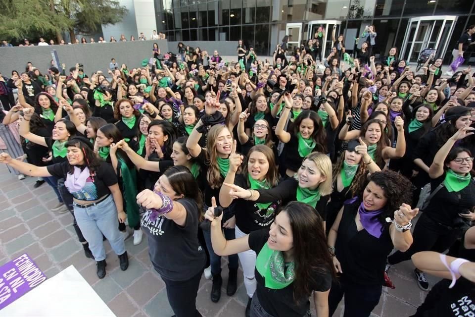 En su protesta consignaron el rol de las universidades en el encubrimiento del acoso y violencia hacia las mujeres.