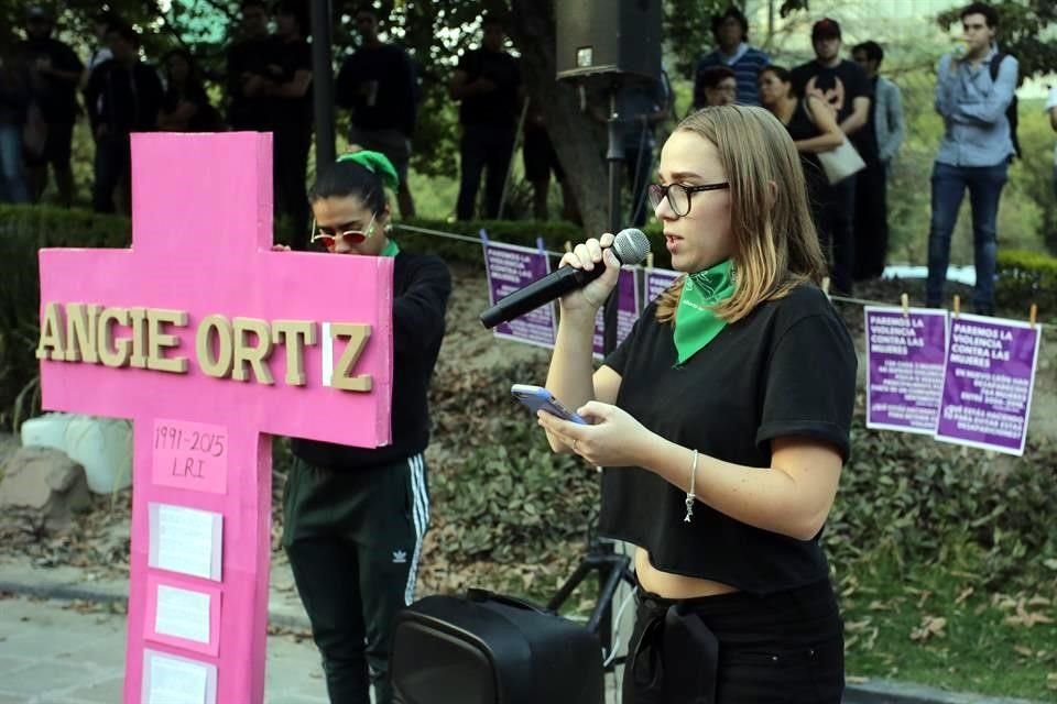 Después de la protesta también abrieron el micrófono para exponer posicionamientos, recitar poemas, cuentos y canciones.
