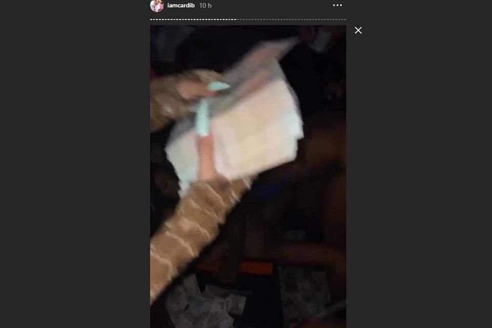 Uno de los fajos de billetes que Cardi B repartió a las strippers.