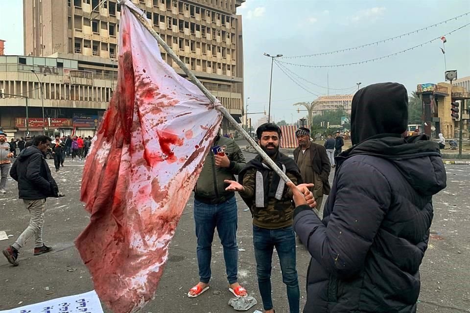 Tras la matanza, un manifestante ondeó una bandera blanca ensangrentada.