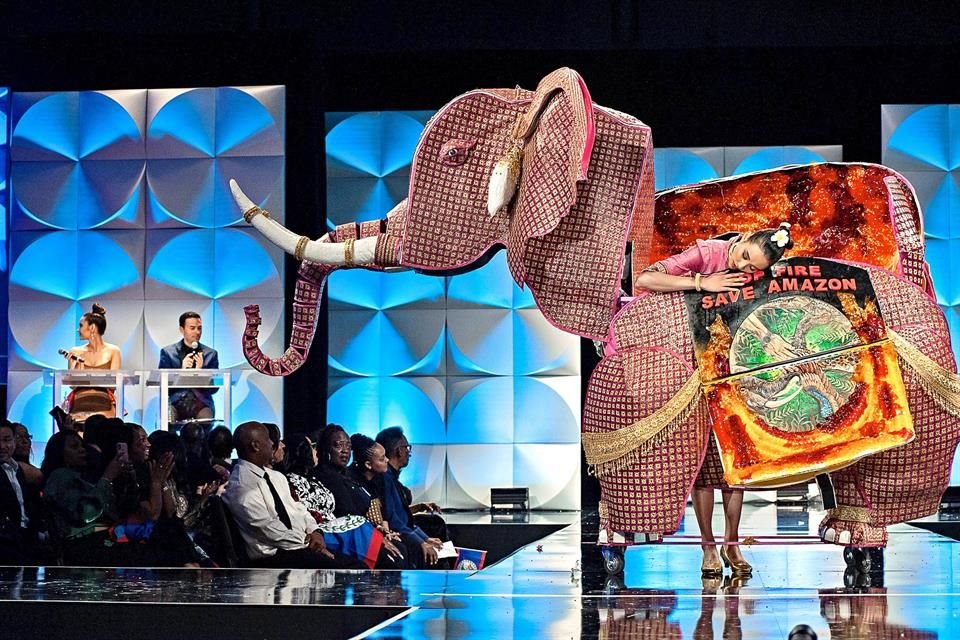 Miss Laos usó un diseño de elefante.