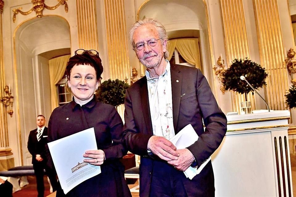 Olga Tokarczuk y Peter Handke, después de dar sus lecturas en la Academia Sueca.
