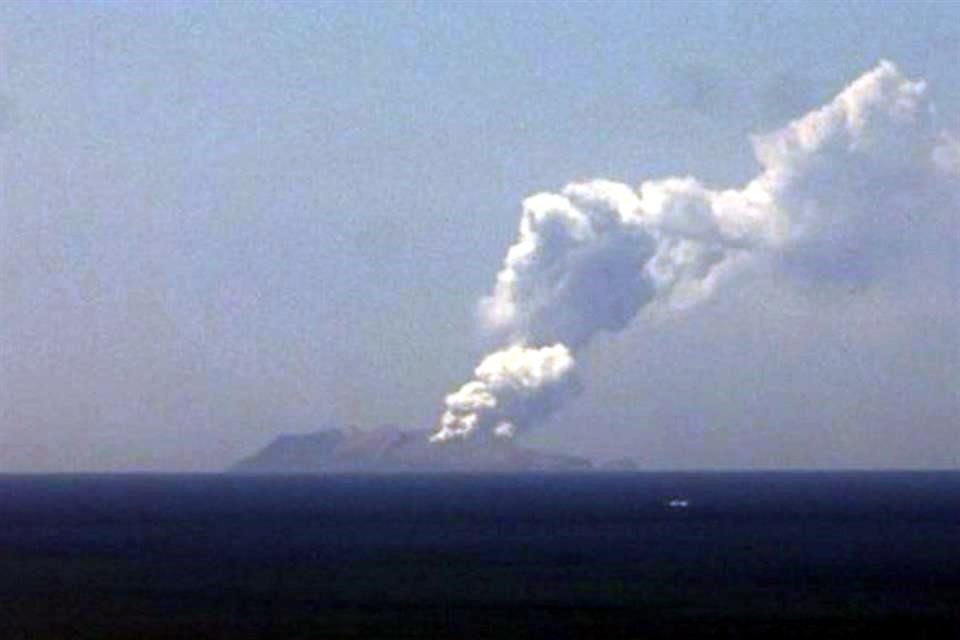 Un número indeterminado de personas desaparecieron tras la erupción del volcán Whakaari en una isla de Nueva Zelanda.