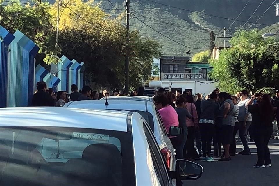 Cerca de las 8:00 horas, decenas de padre de familia se apostaron afuera de la Escuela Primaria José María Parás, en la Colonia Balcones de Santa Catarina, para impedir las clases.