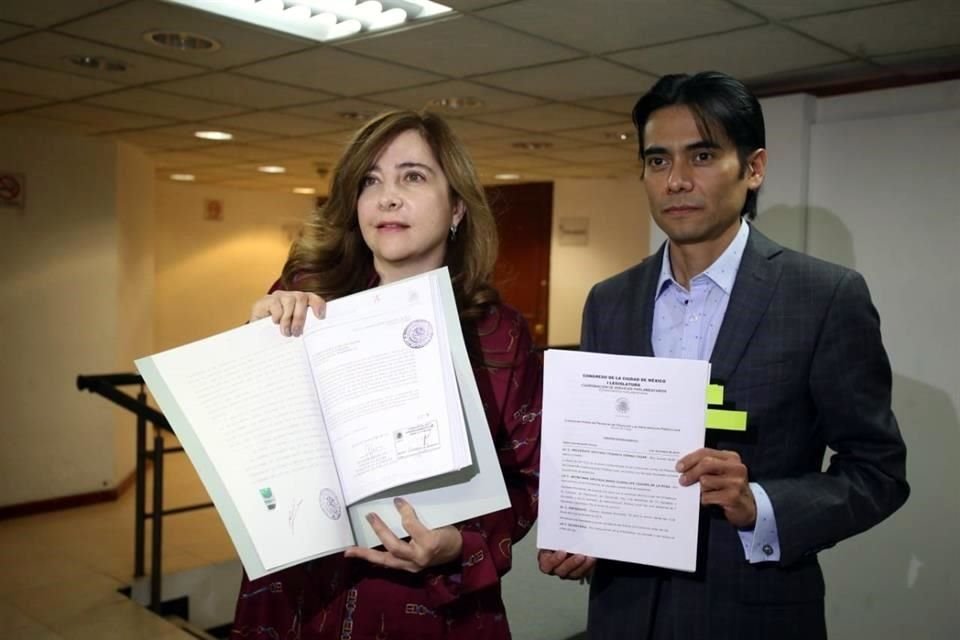 La diputada del PAN, Gabriela Salido, y José Luis Nieves, asesor de Federico Döring.