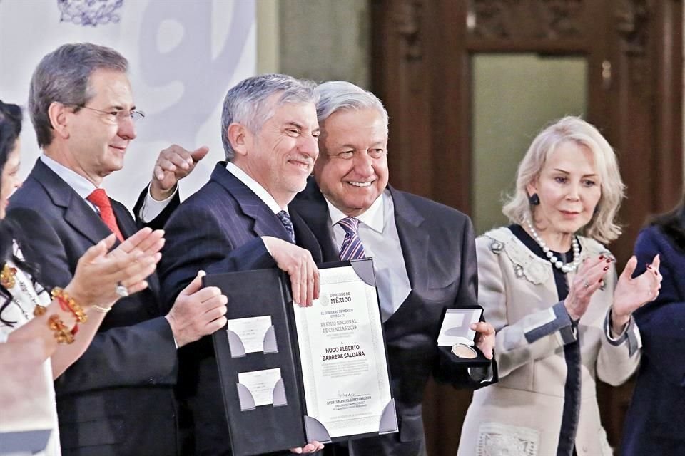 Esteban Moctezuma (izq. a der.), titular de la SEP, el científico Hugo Barrera, el Presidente  Andrés Manuel López Obrador y Silvia Lemus, viuda del escritor Carlos Fuentes.