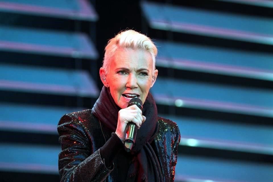 La cantante del grupo sueco Roxette, Marie Fredriksson, a quien en 2002 le fue diagnosticado un tumor cerebral, murió este martes a los 61 años.