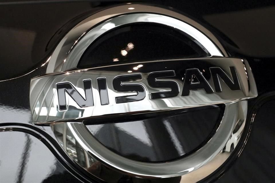 Nissan México detendrá operaciones en dos plantas por escasez de chips.